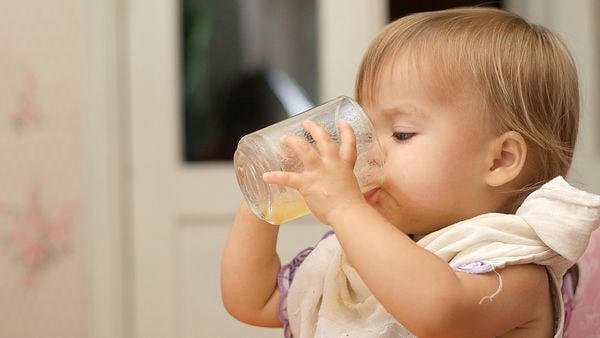 Bổ sung nước uống cho trẻ theo nhu cầu
