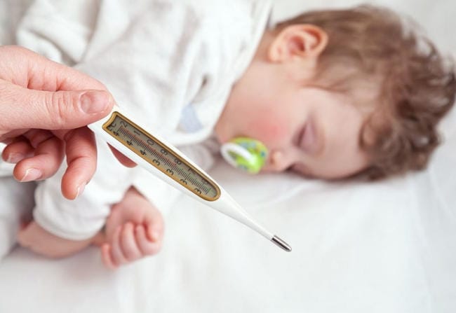 Cách nhận biết bé bị sốt, cha mẹ nên làm gì?