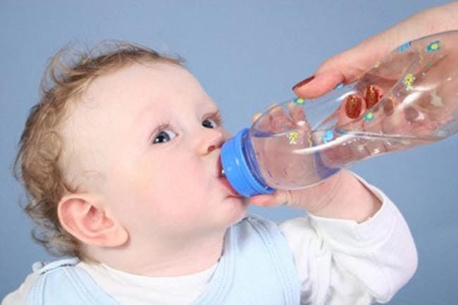 Cho bé uống nhiều nước hơn