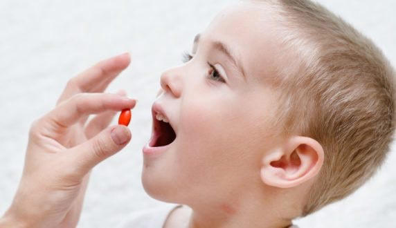 Cho trẻ uống thuốc hạ sốt khi cần thiết