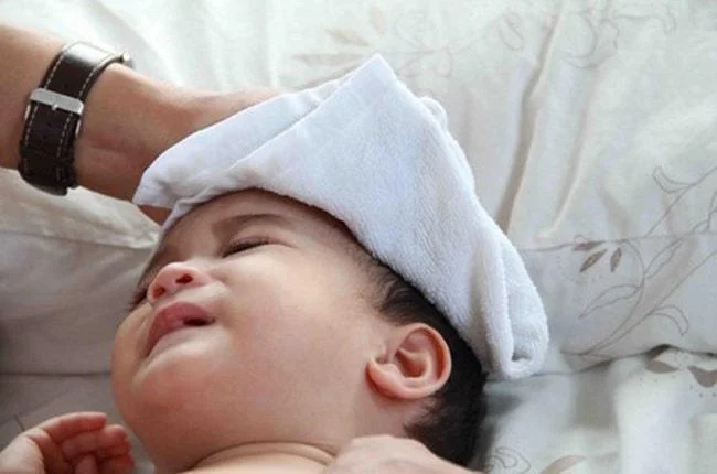 Chườm hạ sốt cho bé nên thực hiện đúng cách để đạt được hiệu quả tối ưu