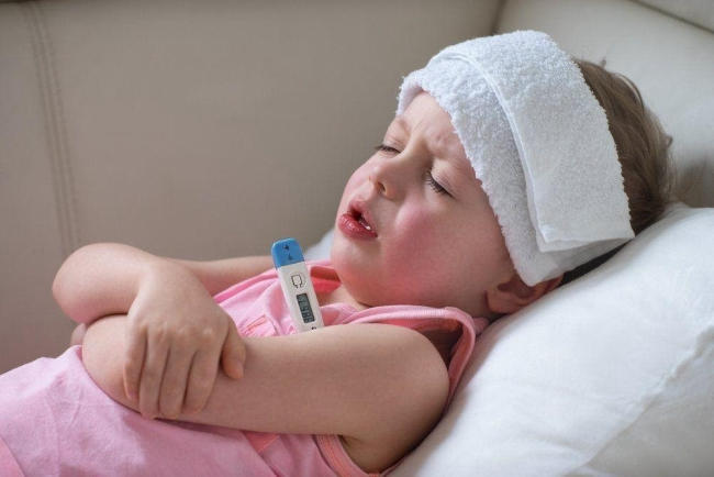 Hạ sốt cho bé thế nào khi bị sốt phát ban hoặc sởi