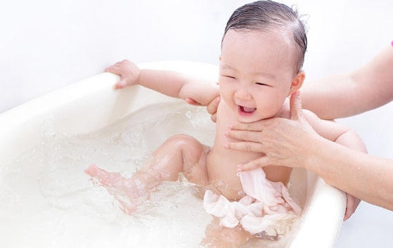 Khi tắm cho trẻ sốt siêu vi mẹ cần thao tác nhanh chóng
