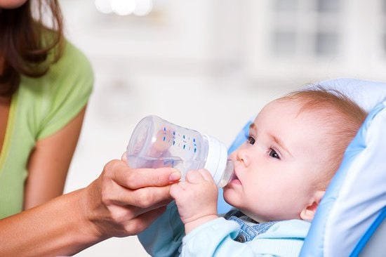 Không nên cho trẻ sơ sinh uống nước sớm