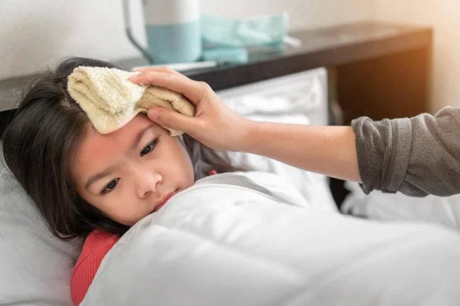 Mách mẹ cách chườm hạ sốt cho trẻ vừa AN TOÀN vừa HIỆU QUẢ