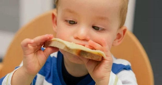 Mẹ có thể cho bé ăn phô mai khi được 7.5-8 tháng tuổi