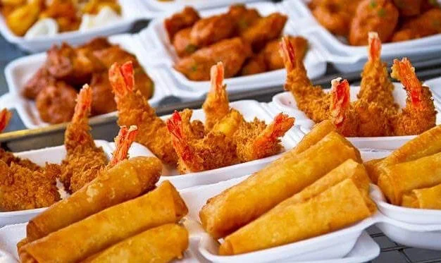 Mẹ nên hạn chế đồ nhiều dầu mỡ khi bé bị sốt