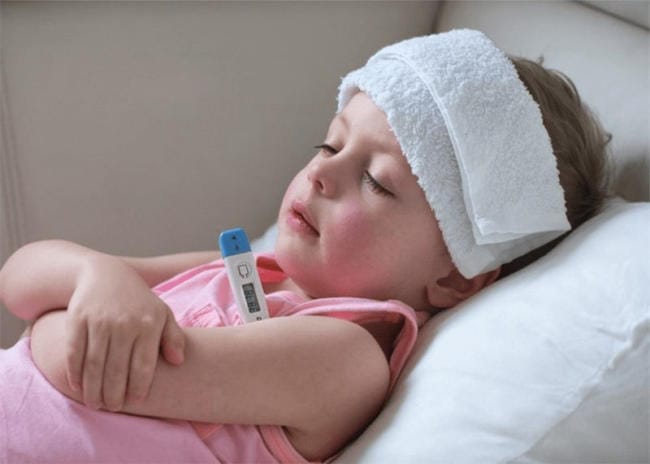 Mẹo chữa sốt siêu vi cho bé bằng cách chườm ấm
