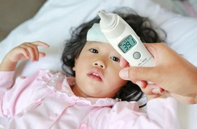 Những kiêng kỵ khi trẻ bị sốt mà mẹ cần biết