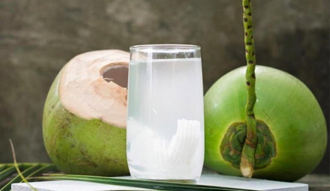 Nước dừa giúp trẻ siêu vi lấy lại năng lượng khi ốm