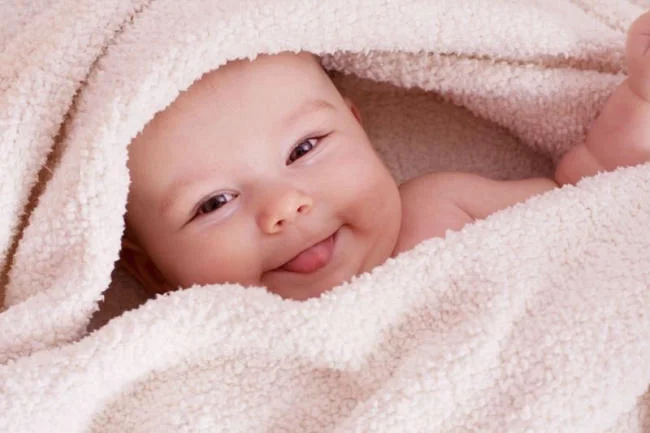 Sau tắm nên lau khô và cho bé mặc quần áo mỏng