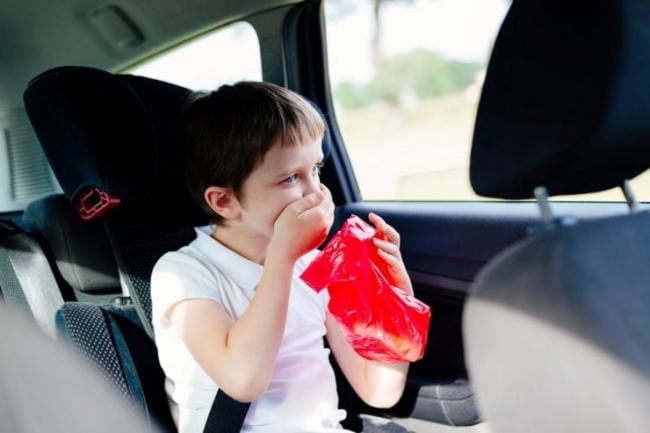 Say xe cũng có thể khiến bé đau bụng và nôn