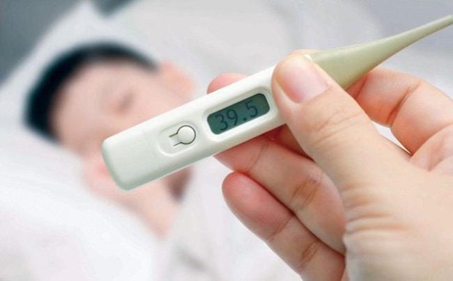 Sốt cao là triệu chứng điển hình của bệnh