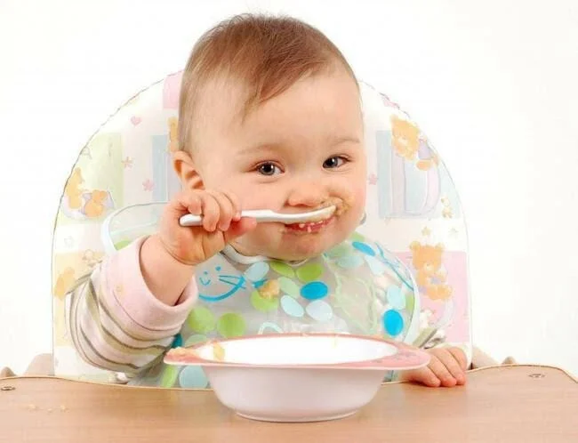 Thay đổi chế độ ăn đột ngột khiến bé đi ngoài phân chua