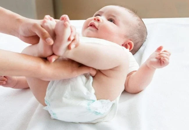 Trẻ bị sốt đi ngoài là biểu hiện của bệnh gì? Cách xử lý ra sao?