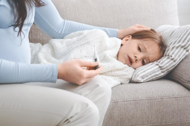 Trẻ bị sốt khi thân nhiệt tăng cao