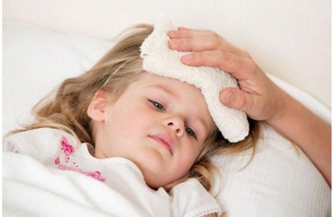Trẻ bị sốt nên chườm khăn nóng hay lạnh để nhanh khỏi?
