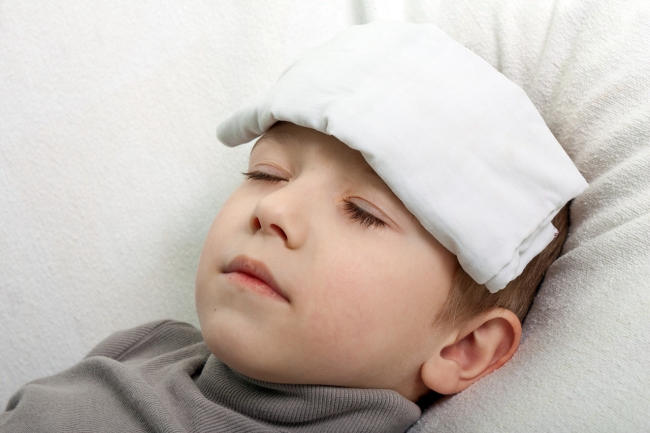 Trẻ bị sốt nhẹ không cần uống thuốc hạ sốt