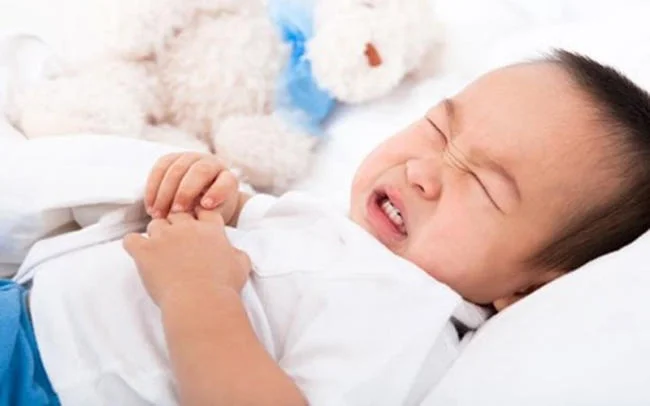 Trẻ bị sốt nôn nhiều ra máu
