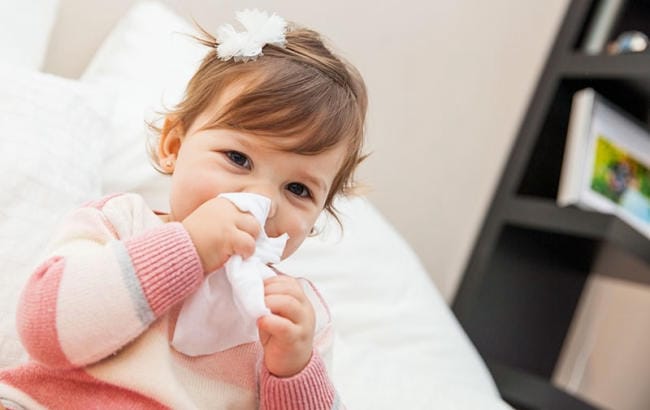 Trẻ bị sốt, nôn và ho có thể được theo dõi và chăm sóc tại nhà