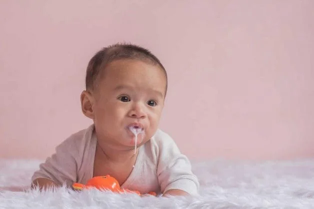 Trẻ bị sốt và nôn nhiều là biểu hiện của bệnh gì? Phải xử lý thế nào?