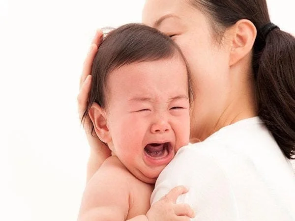 Trẻ đi ngoài kèm sốt có thể gây nguy hiểm nếu không được can thiệp kịp thời