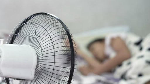 Trẻ sốt mẹ hoàn toàn có thể dùng quạt tản nhiệt