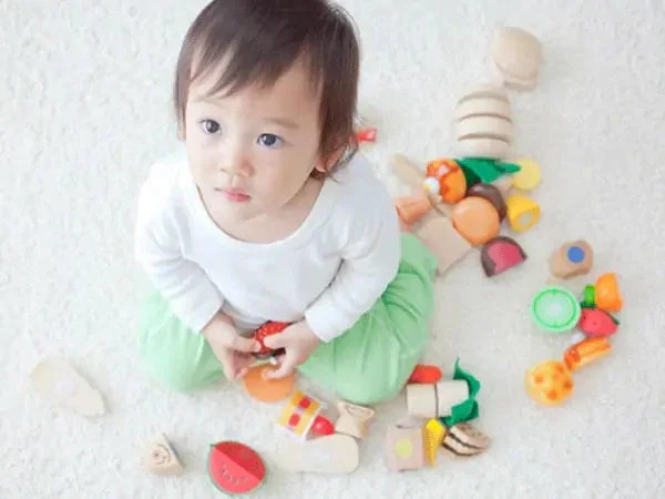 Trẻ sốt nhưng vẫn chơi bình thường xử lý thế nào, có cần đi khám không?