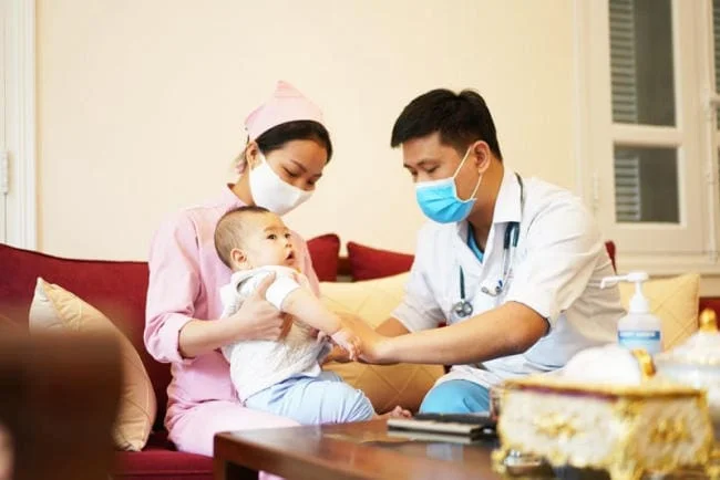 Trẻ sốt, nôn nhiều kèm đau đầu cần được đưa đi cấp cứu kịp thời