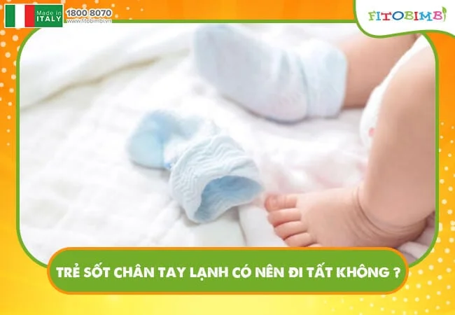Có nên đi tất khi trẻ bị sốt tay chân lạnh không?