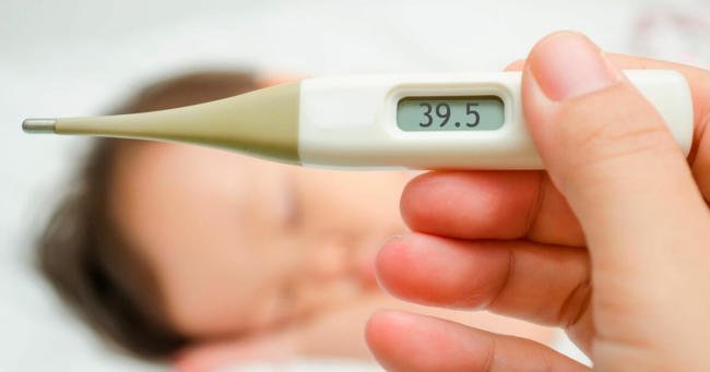 Trẻ sốt xuất huyết nhiệt độ có thể lên cao đến 39-40 độ C