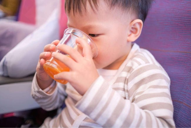 Từ 6 tháng trẻ sẽ có thể uống được nước cam