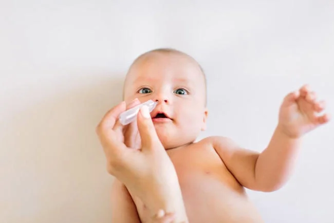 Bịt tai và mũi của bé