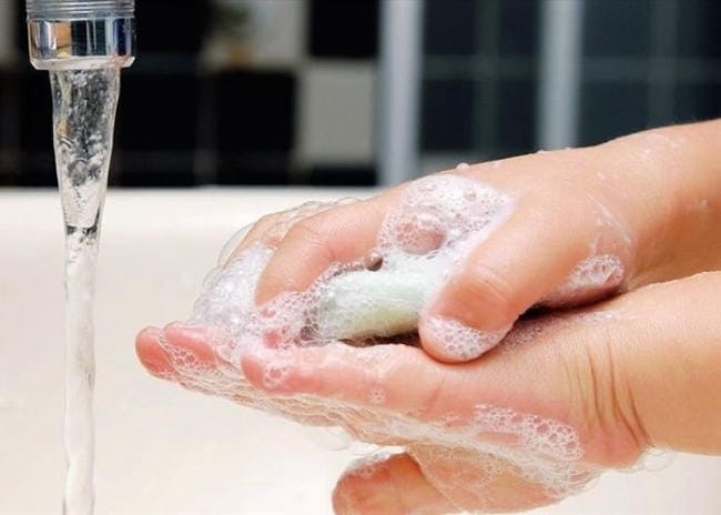 Cho trẻ rửa tay sạch sẽ trước ăn