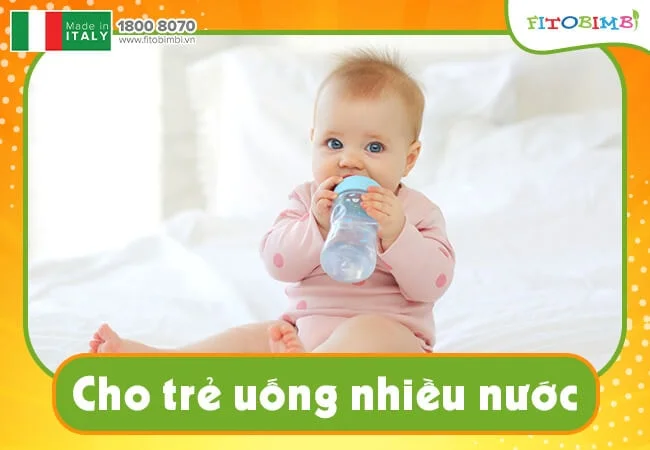 Cho trẻ uống nhiều nước