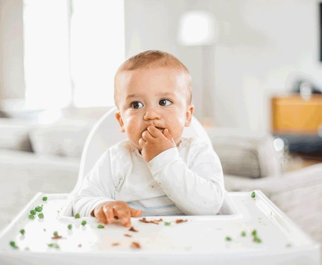 Để bé tự ăn là cách giúp bé ăn ngon miệng cha mẹ không nên bỏ qua