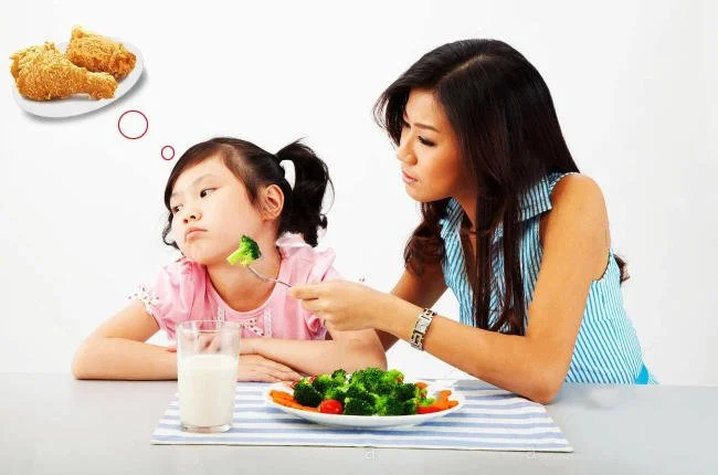 Hạn chế đồ ăn vặt trước giờ cơm của trẻ