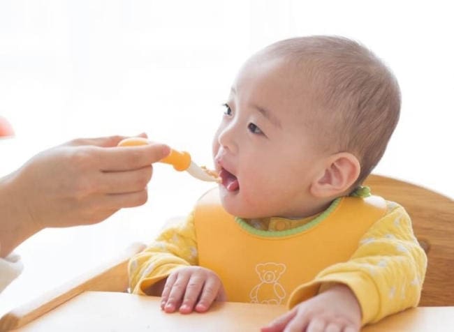 Khi thời tiết nóng, cha mẹ nên cho con ăn thức ăn dạng lỏng