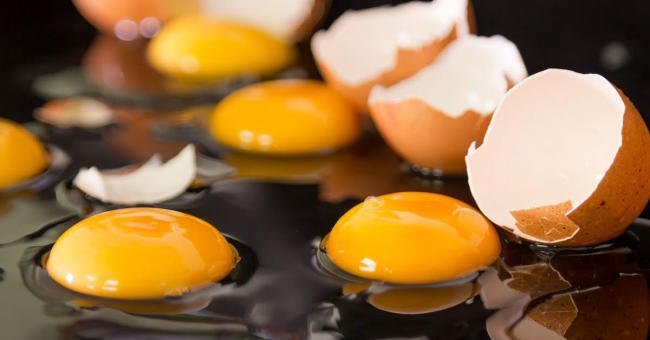 Lòng đỏ trứng gà là thực phẩm phù hợp giúp bé bổ sung vitamin D