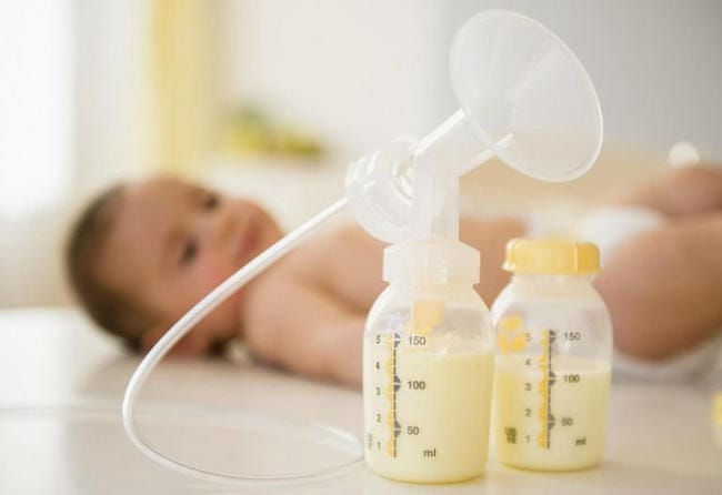 Sữa là thức ăn chủ yếu với trẻ dưới 6 tháng tuổi