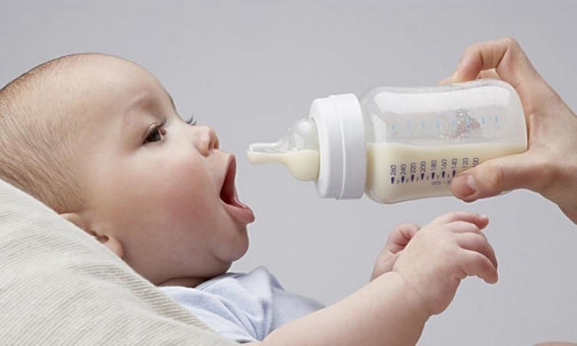 Thay đổi tư thế bình sữa cho bé