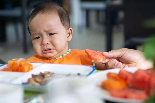 Trẻ 13 tháng biếng ăn phải làm sao? Lưu ý từ A đến Z dành cho mẹ