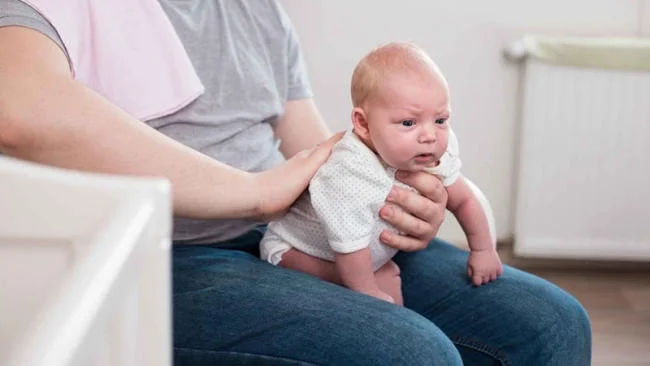 Trẻ bú xong bị nấc cụt