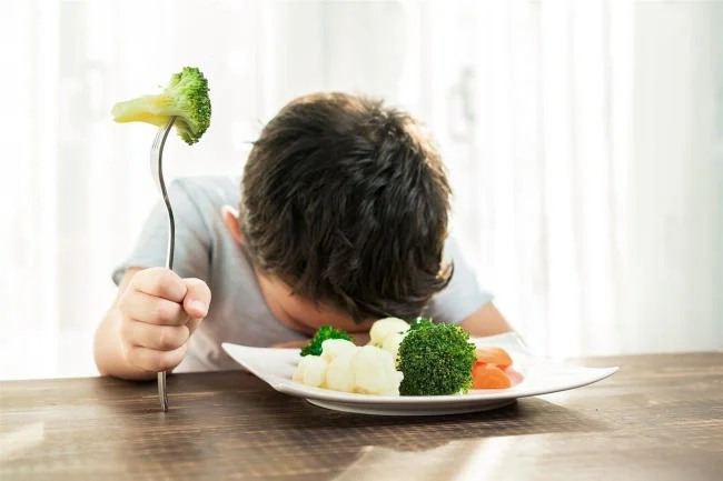 Vận động ít khiến trẻ ăn kém hơn