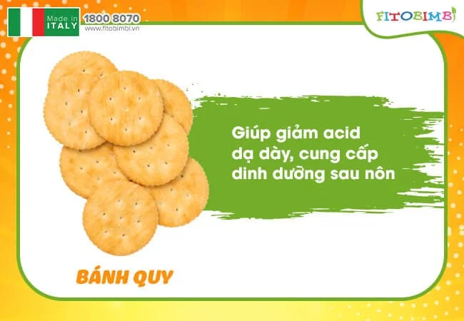 Cho bé ăn bánh quy sau trớ