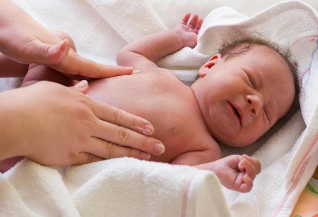 Bật mí 7 mẹo dân gian chữa đầy hơi cho trẻ sơ sinh tại nhà