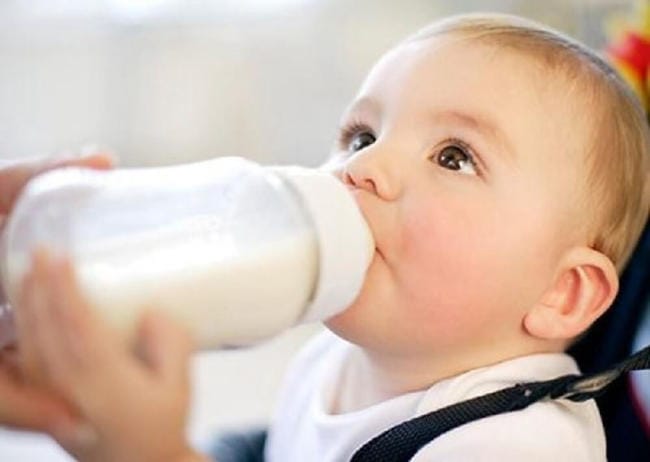 Bé bị đầy bụng có nên uống sữa? Mẹ nên cho bé ăn gì, kiêng gì?