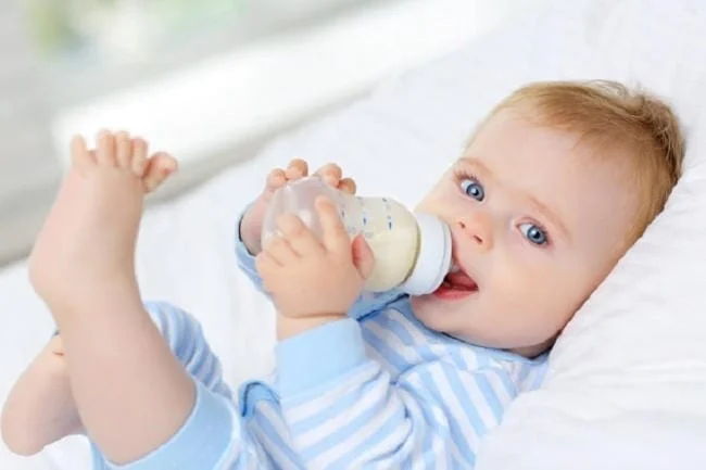 Bé bú bình quá nhanh gây đầy hơi