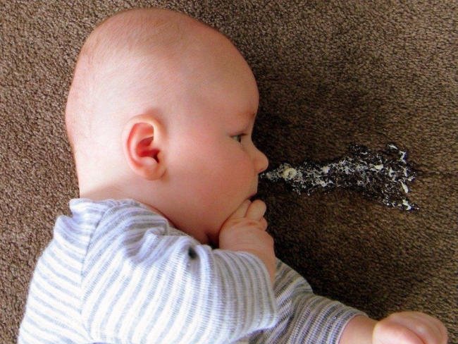 Biểu hiện ọc sữa ở trẻ sơ sinh