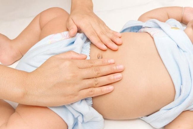 Bụng trẻ sơ sinh to và cứng: Đâu là sinh lý, đâu là bệnh lý?